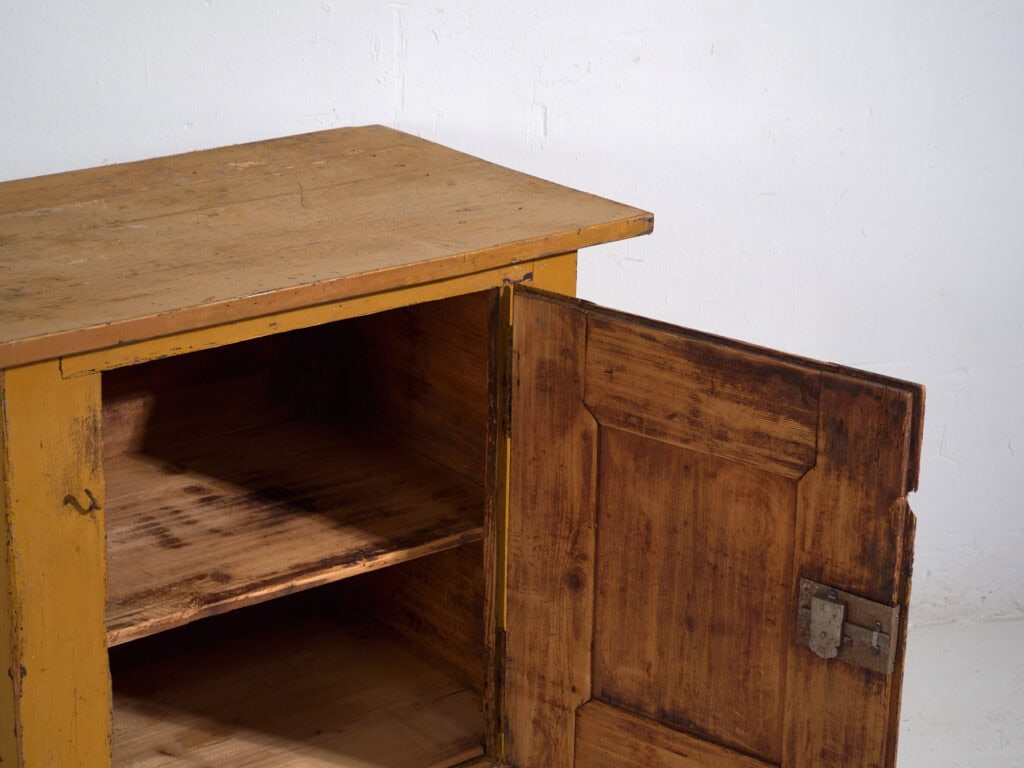 Petite cabinet couleur mustarde – Europe centrale, vers 1890