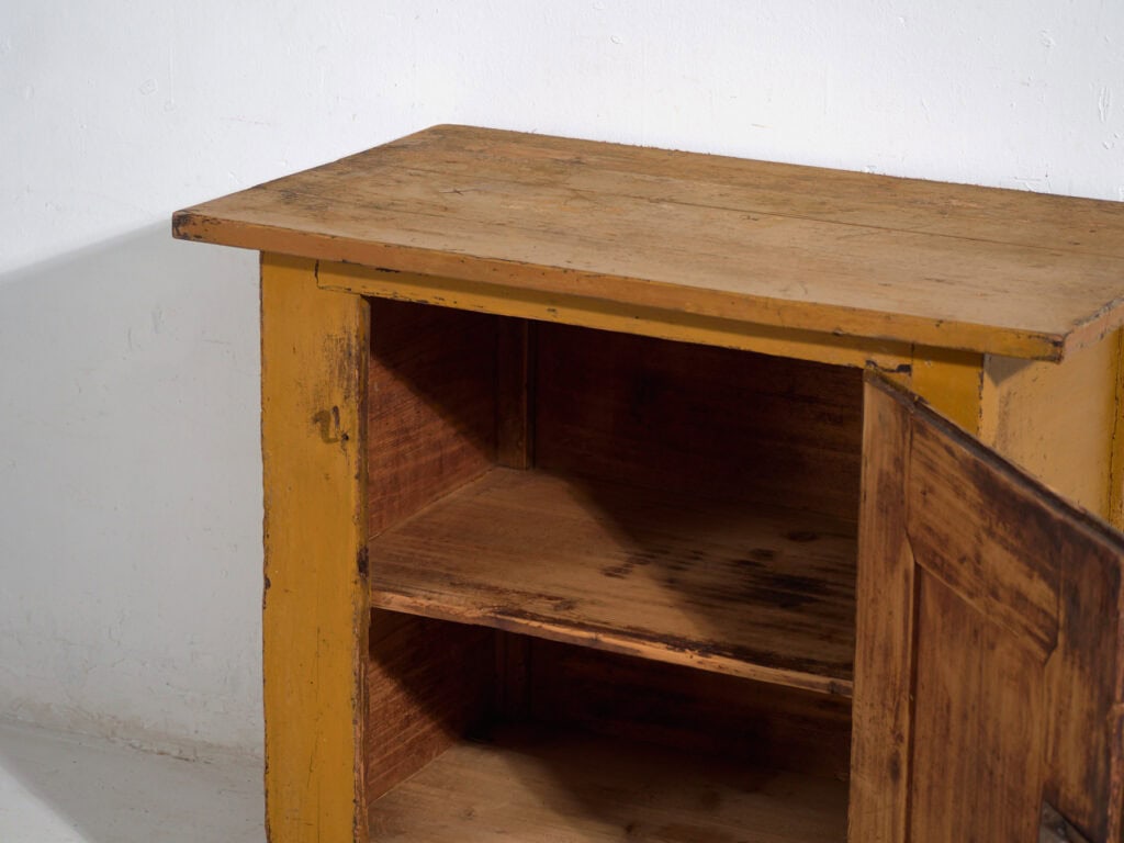 Petite cabinet couleur mustarde – Europe centrale, vers 1890