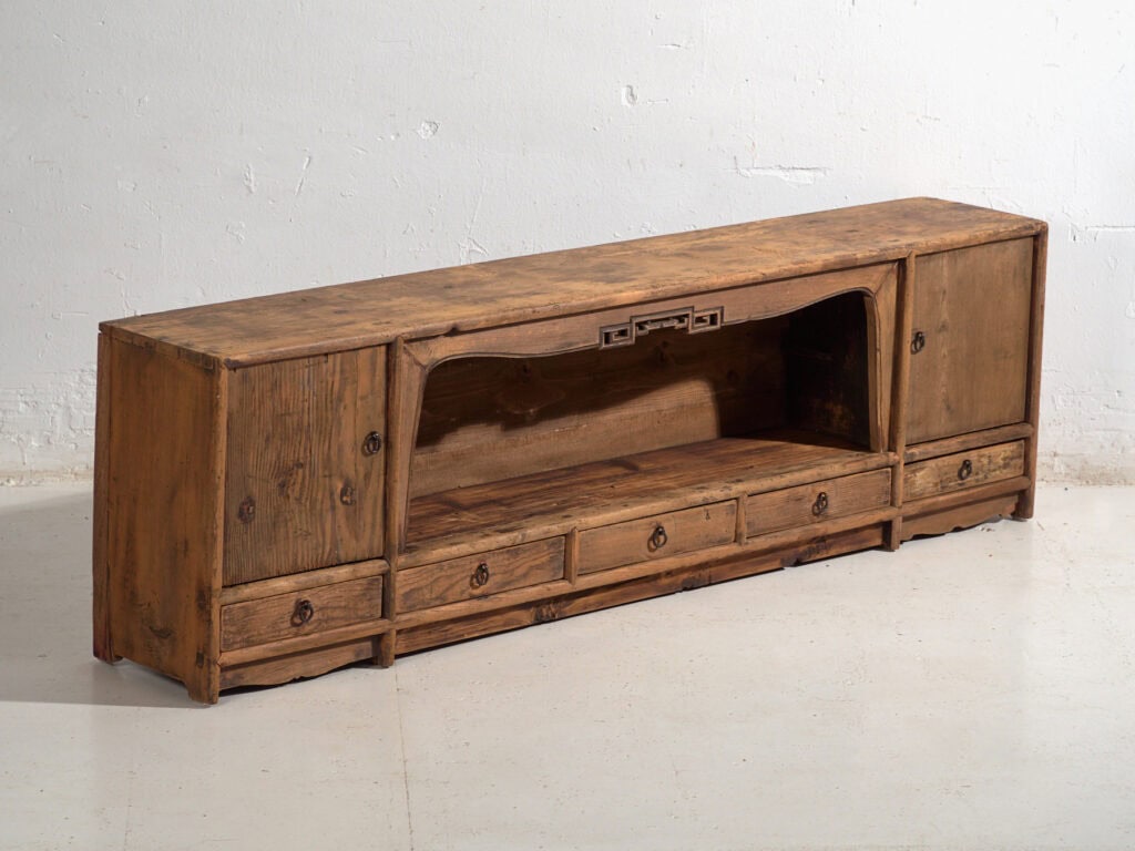 Aparador bajo antiguo en madera de pino – China, circa 1930