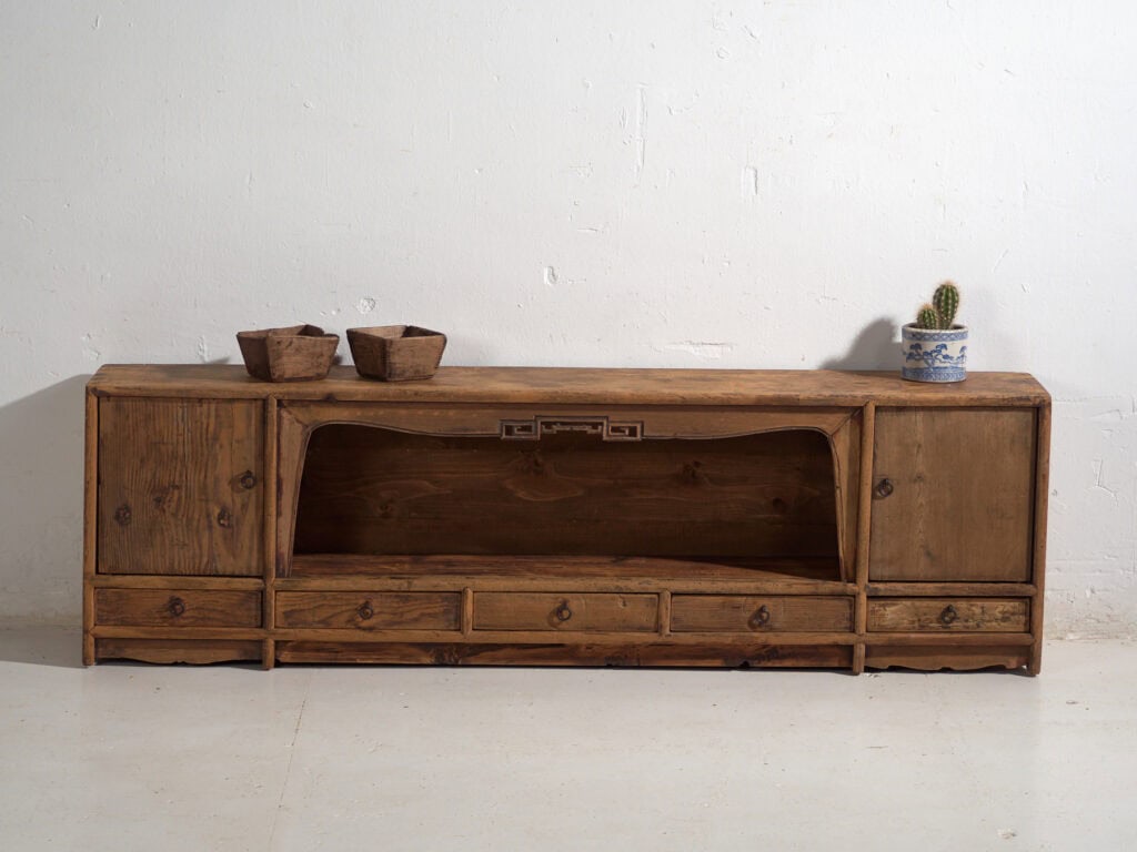 Aparador bajo antiguo en madera de pino – China, circa 1930