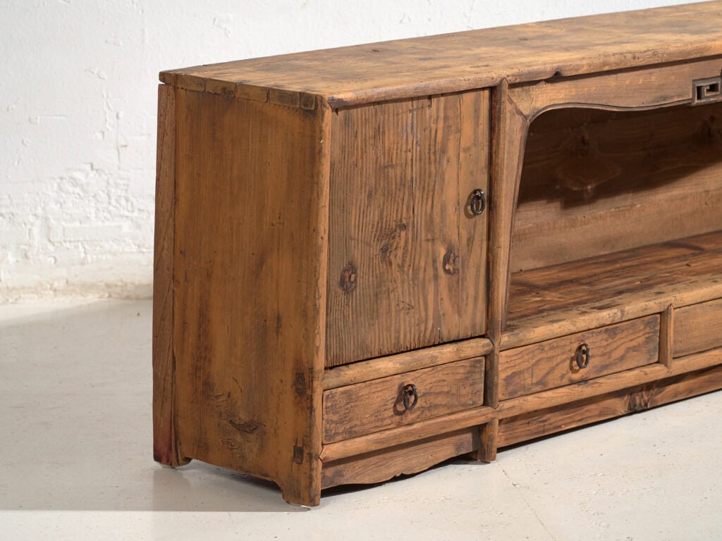 Aparador bajo antiguo en madera de pino – China, circa 1930