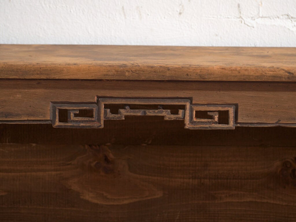 Aparador bajo antiguo en madera de pino – China, circa 1930