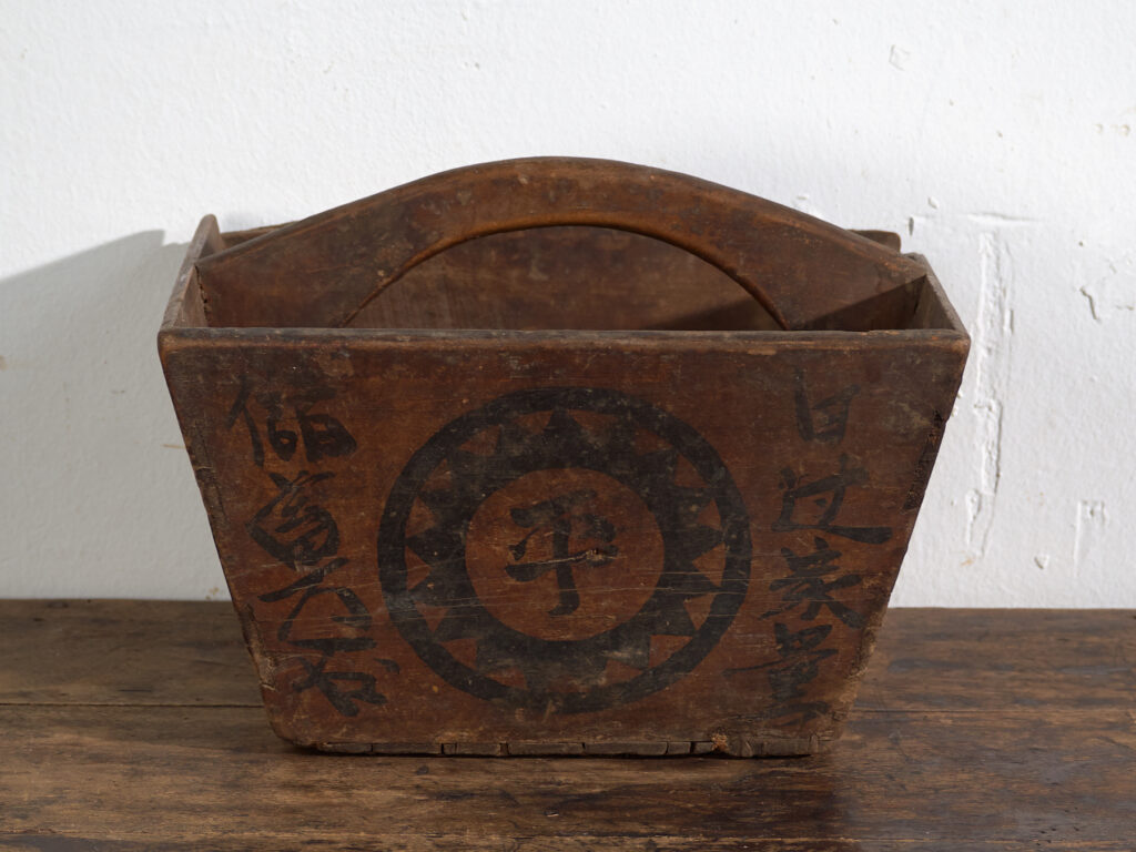 Panier chinois ancien en bois peint – Chine, vers 1900