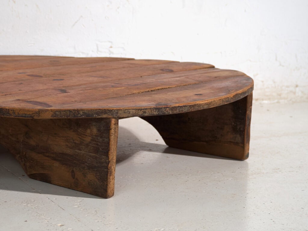 Mesa redonda baja antigua en madera de pino – Europa Central, circa 1940