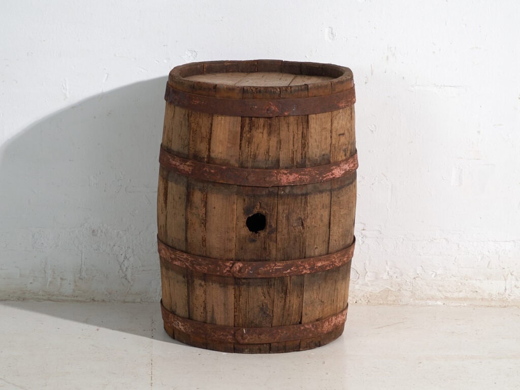Barrica antigua en madera con aros de hierro – Hungría, circa 1930