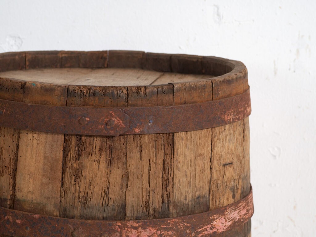 Barrica antigua en madera con aros de hierro – Hungría, circa 1930