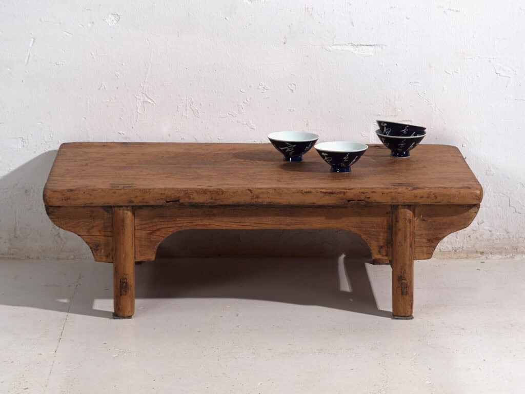 Mesa baja antigua en madera de pino – China, circa 1930