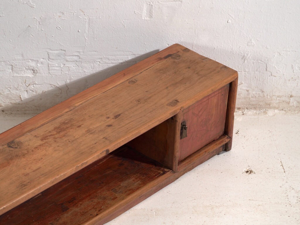 Aparador bajo antiguo en madera de pino - China, c.1930