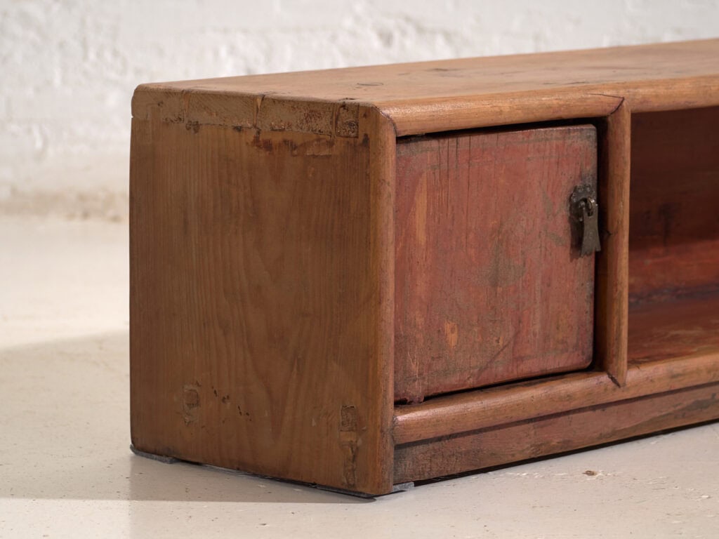 Aparador bajo antiguo en madera de pino - China, c.1930