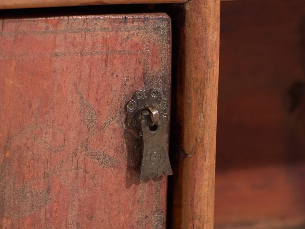 Aparador bajo antiguo en madera de pino - China, c.1930