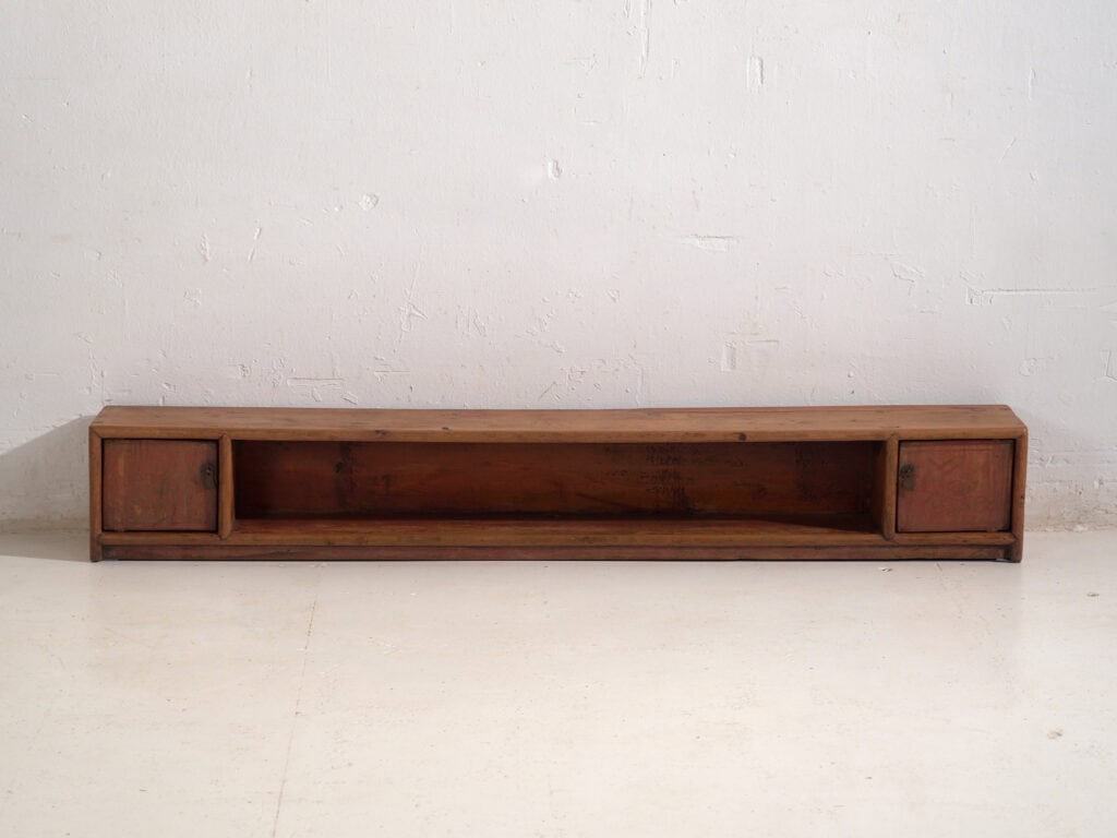 Aparador bajo antiguo en madera de pino - China, c.1930