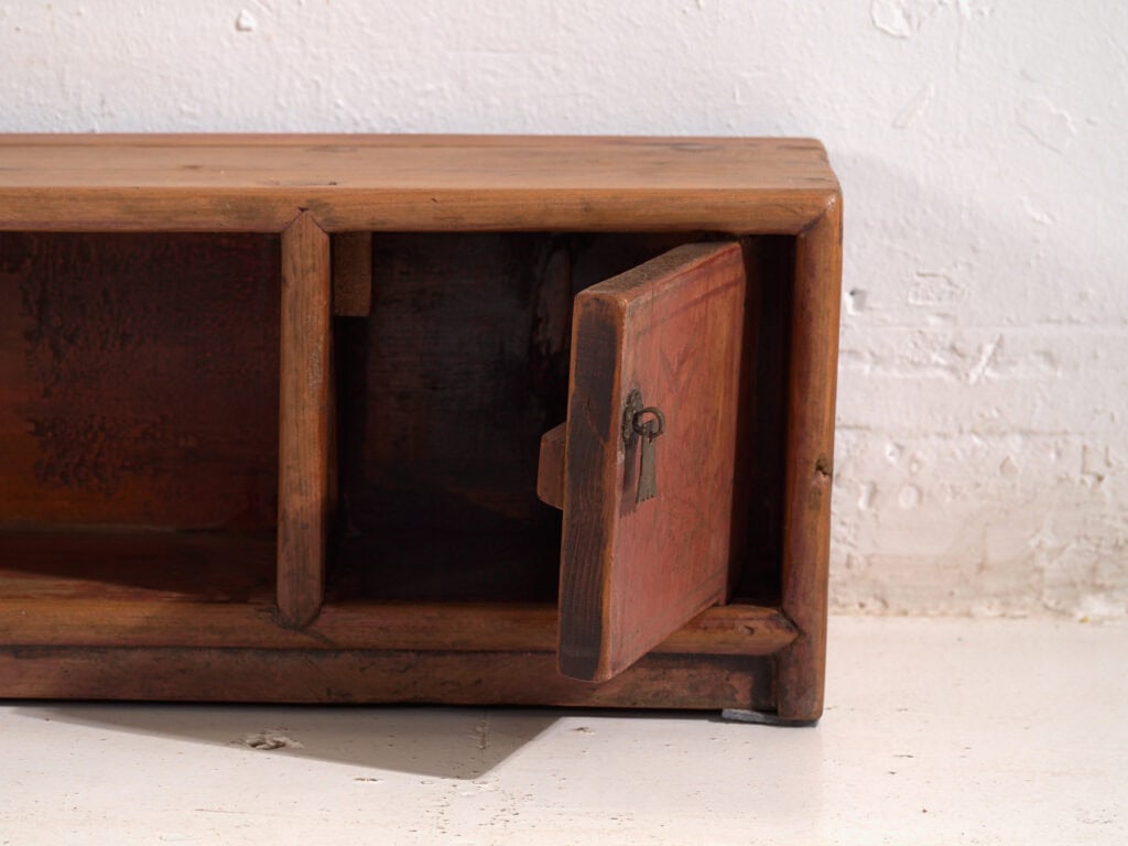 Aparador bajo antiguo en madera de pino - China, c.1930