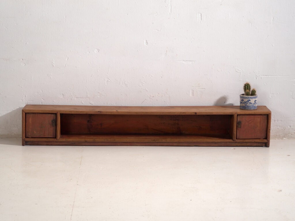 Aparador bajo antiguo en madera de pino - China, c.1930
