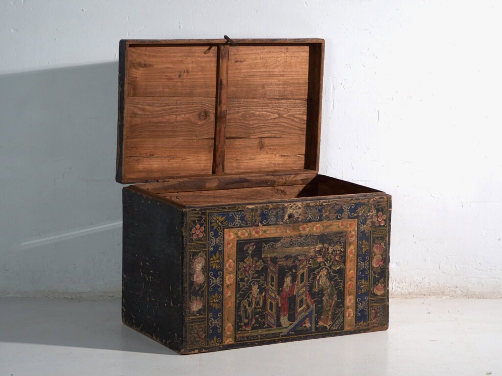 Baúl antiguo pintado en madera de pino – China, circa 1900