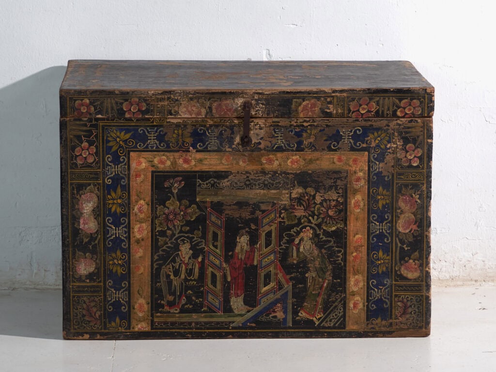 Baúl antiguo pintado en madera de pino – China, circa 1900