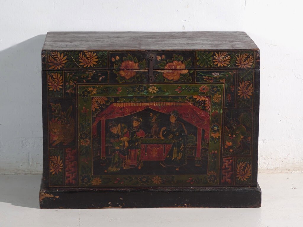 Baúl antiguo pintado en madera de pino – China, circa 1900