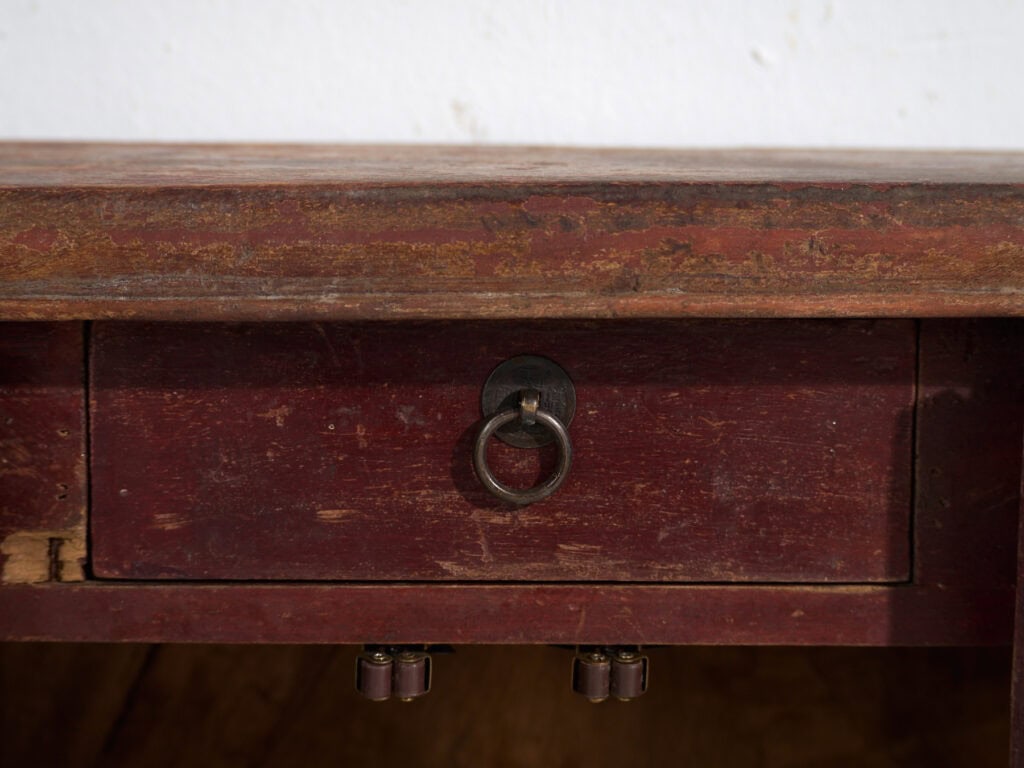 Armario antiguo en madera pintada con talla floral – China, circa 1900