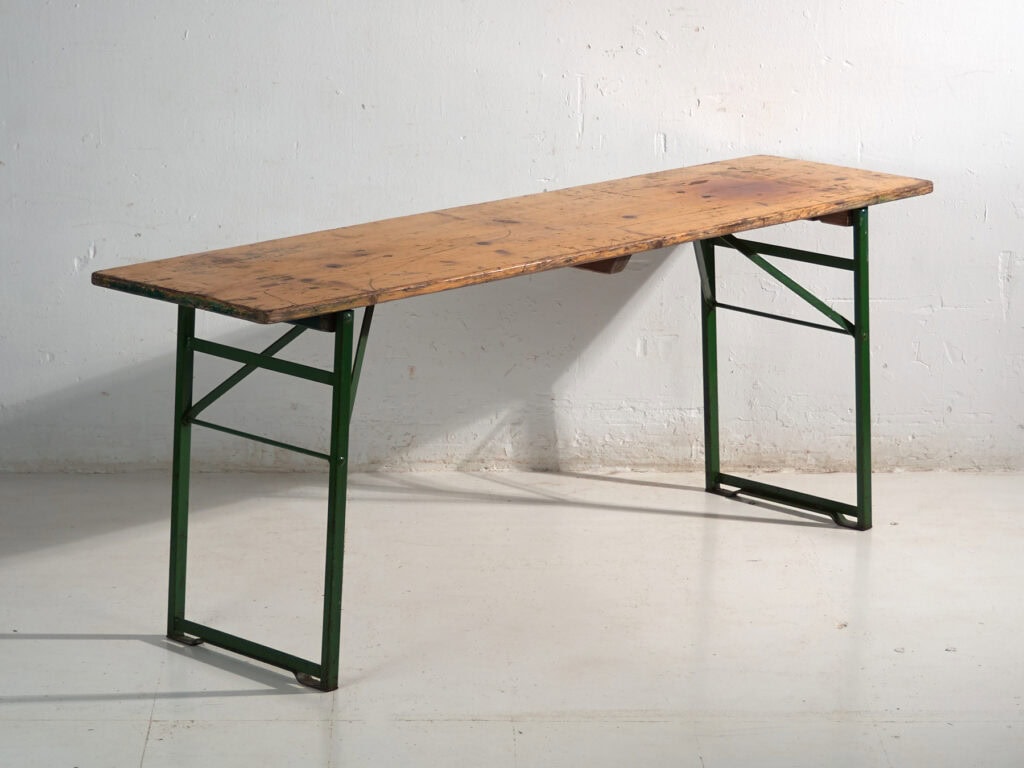 Mesa antigua de cervecería en madera de pino – Alemania, circa 1960