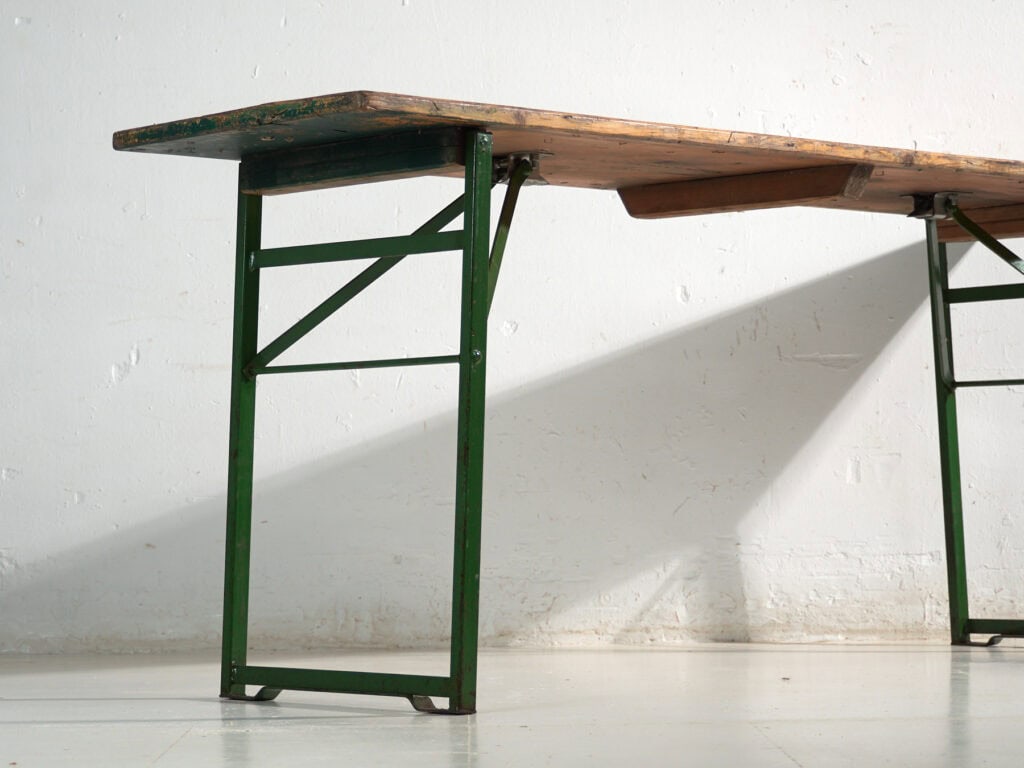 Mesa antigua de cervecería en madera de pino – Alemania, circa 1960