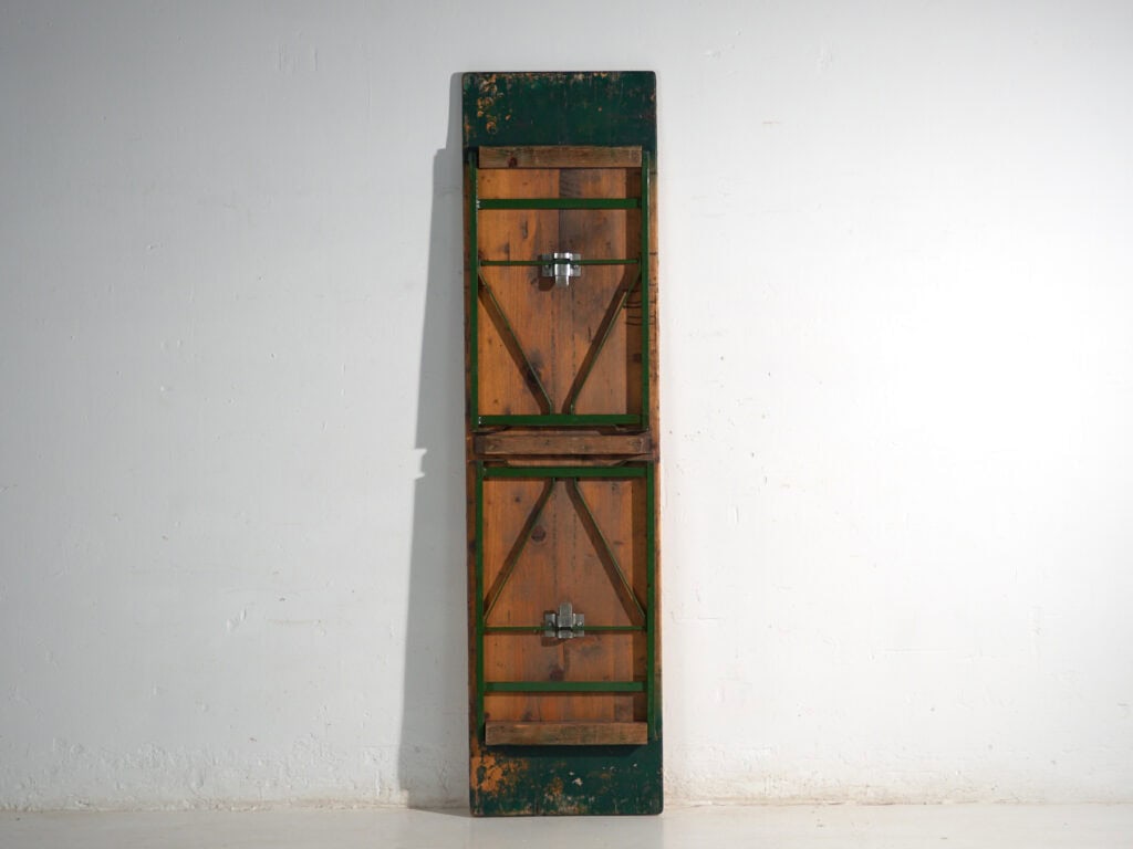 Mesa antigua de cervecería en madera de pino – Alemania, circa 1960
