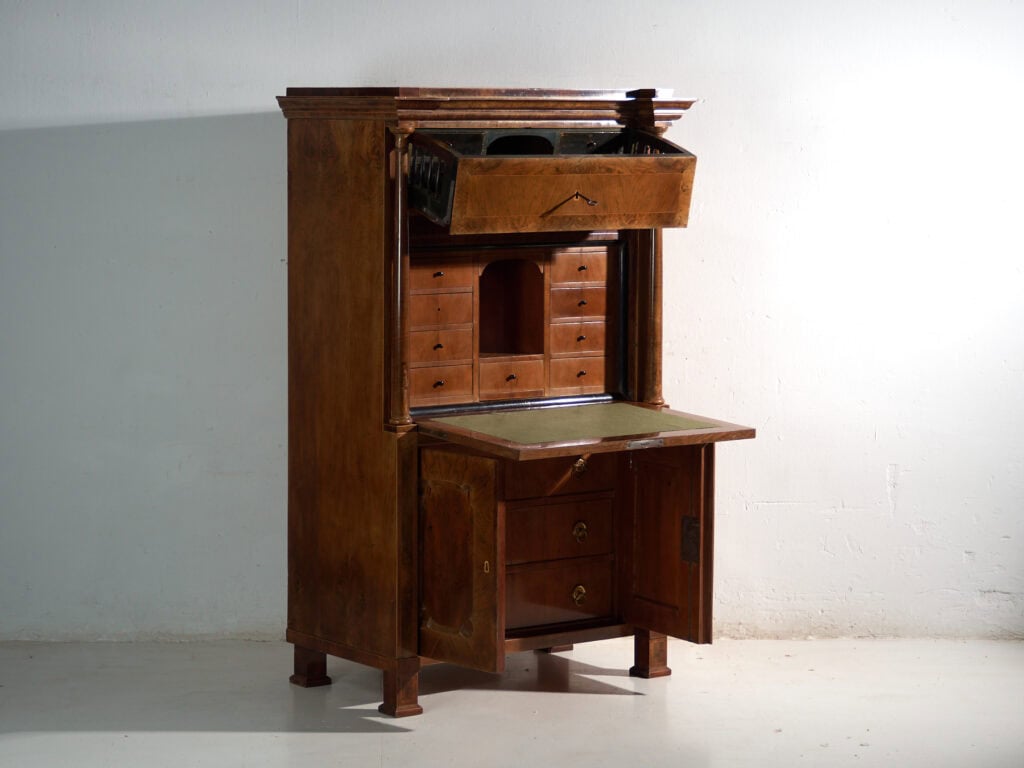 Secreter antiguo Biedermeier en nogal – Austria, circa 1840