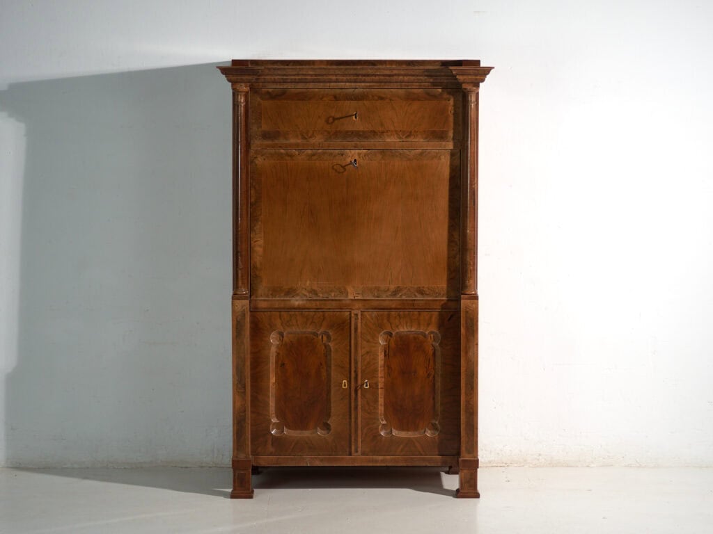 Secreter antiguo Biedermeier en nogal – Austria, circa 1840