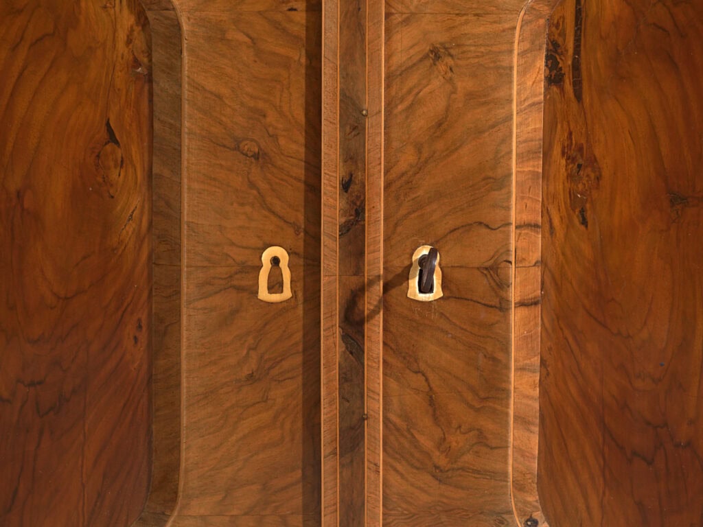 Secreter antiguo Biedermeier en nogal – Austria, circa 1840
