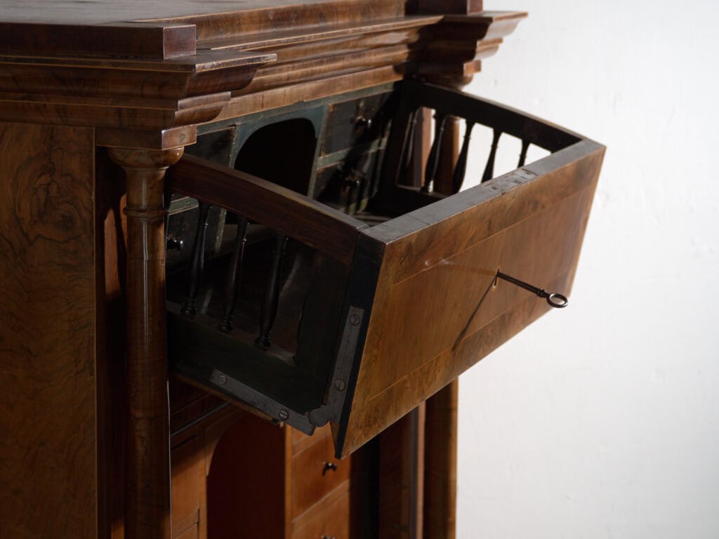 Secreter antiguo Biedermeier en nogal – Austria, circa 1840