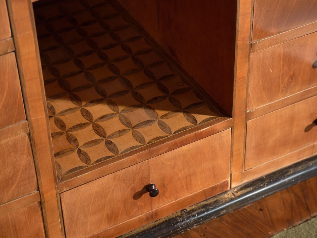 Secreter antiguo Biedermeier en nogal – Austria, circa 1840