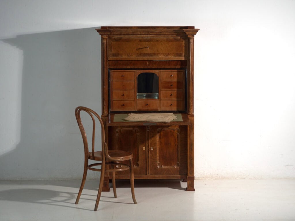 Secreter antiguo Biedermeier en nogal – Austria, circa 1840