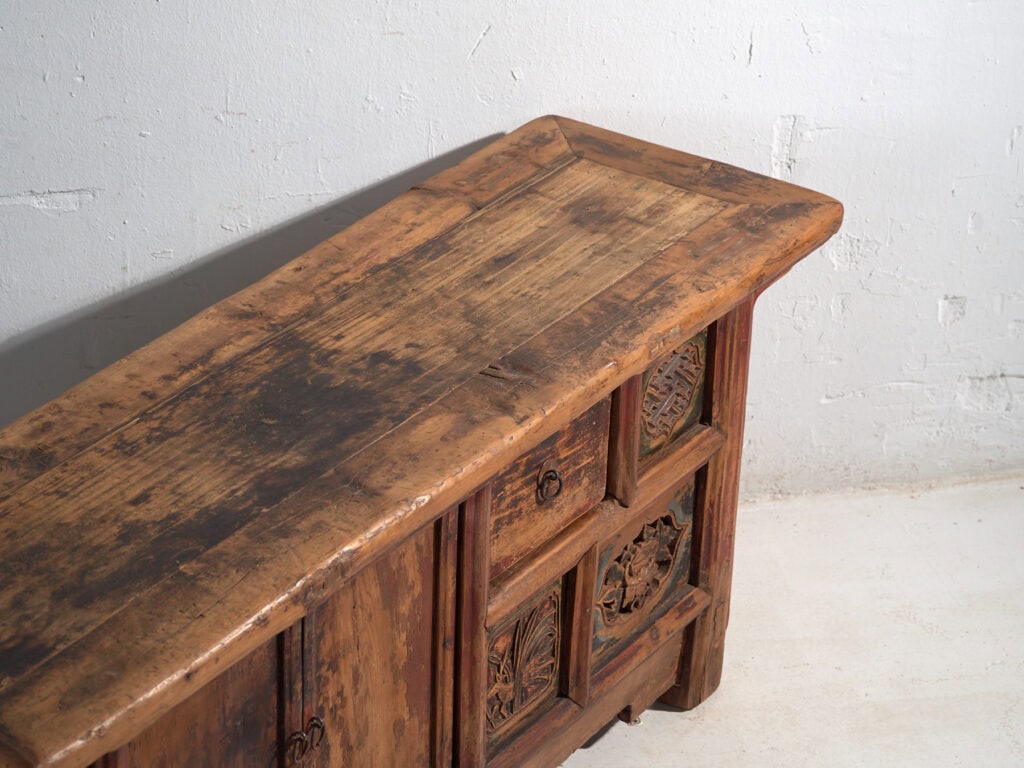 Aparador antiguo bajo tallado en madera de olmo – China, circa 1930