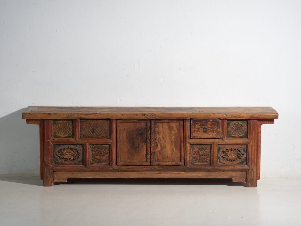 Aparador antiguo bajo tallado en madera de olmo – China, circa 1930