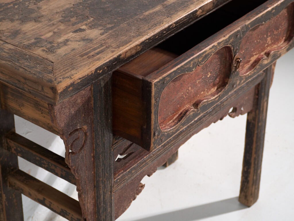 Mesa consola en pino con pátina multicapa – China, circa 1930
