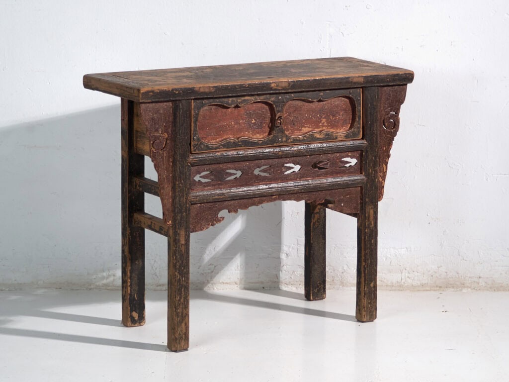 Mesa consola en pino con pátina multicapa – China, circa 1930
