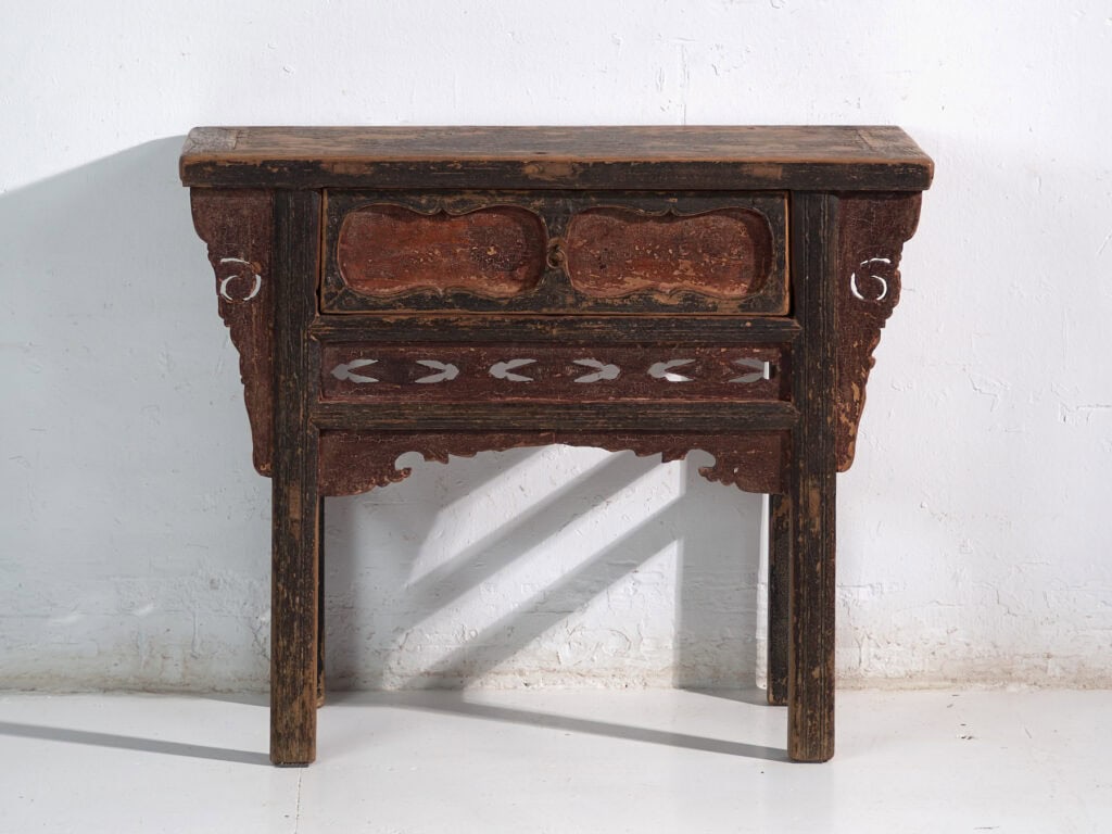 Mesa consola en pino con pátina multicapa – China, circa 1930