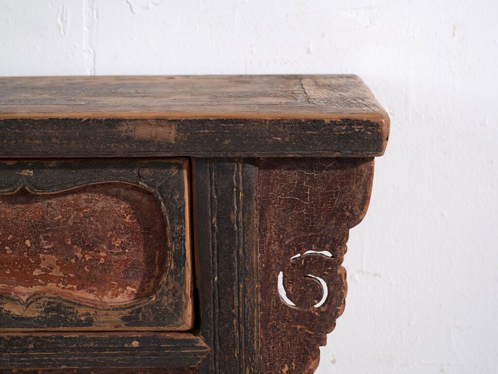 Mesa consola en pino con pátina multicapa – China, circa 1930