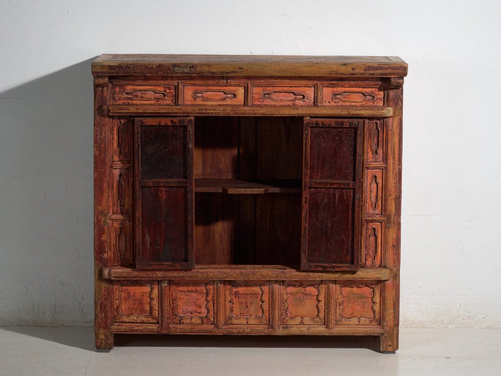 Armario antiguo lacado en madera de pino – China, circa 1930