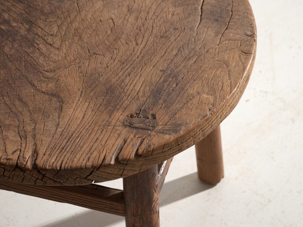 Mesa baja redonda antigua en madera de olmo – China, circa 1930