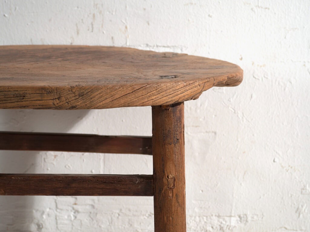 Mesa baja redonda antigua en madera de olmo – China, circa 1930