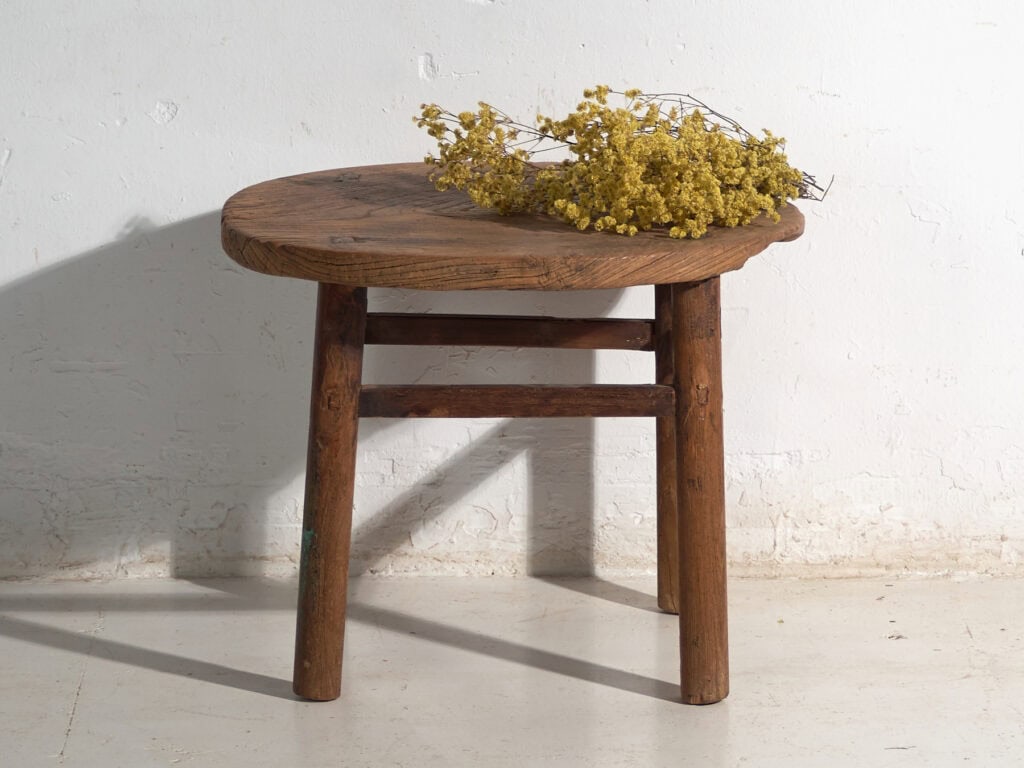 Mesa baja redonda antigua en madera de olmo – China, circa 1930