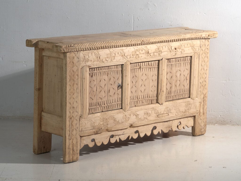 Aparador antiguo tallado en madera de abeto – China, circa 1920