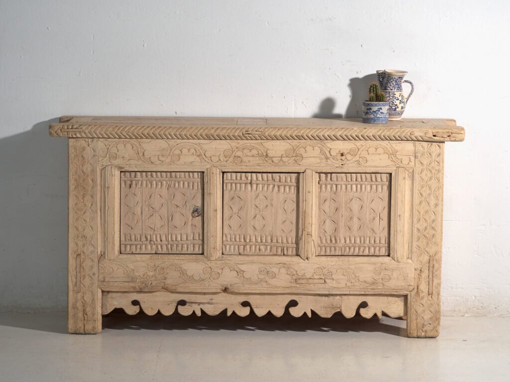 Aparador antiguo tallado en madera de abeto – China, circa 1920