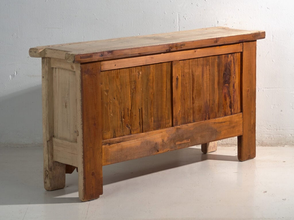 Aparador antiguo tallado en madera de abeto – China, circa 1920