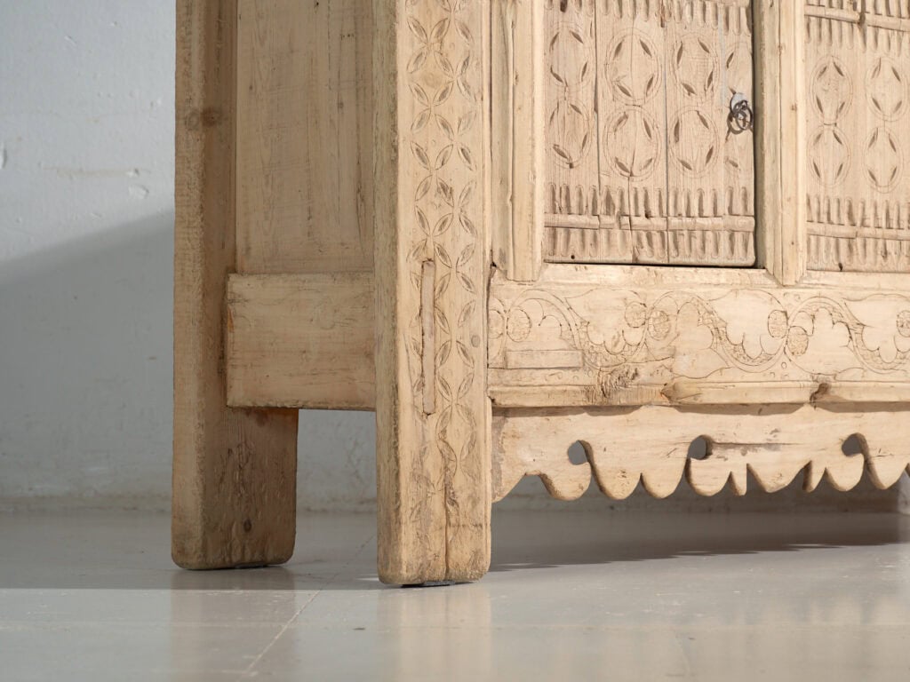 Aparador antiguo tallado en madera de abeto – China, circa 1920