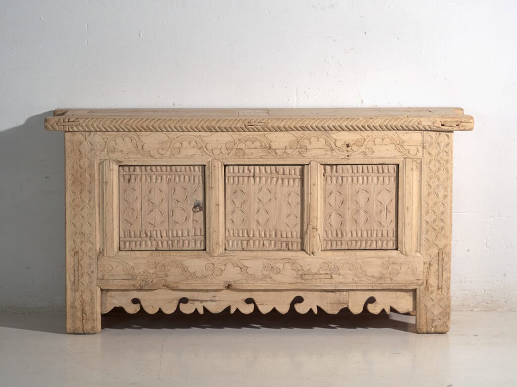 Aparador antiguo tallado en madera de abeto – China, circa 1920