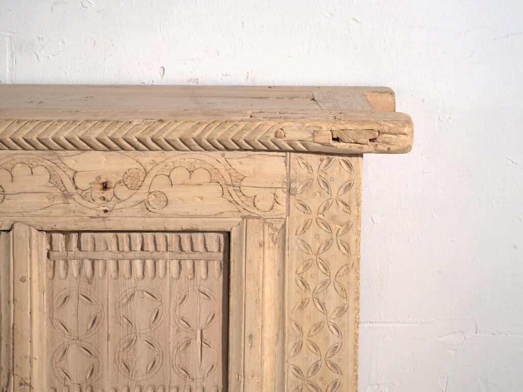 Aparador antiguo tallado en madera de abeto – China, circa 1920
