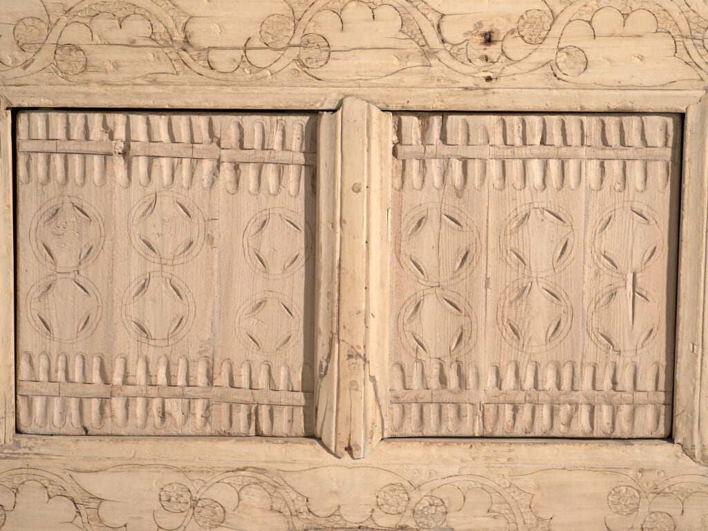 Aparador antiguo tallado en madera de abeto – China, circa 1920