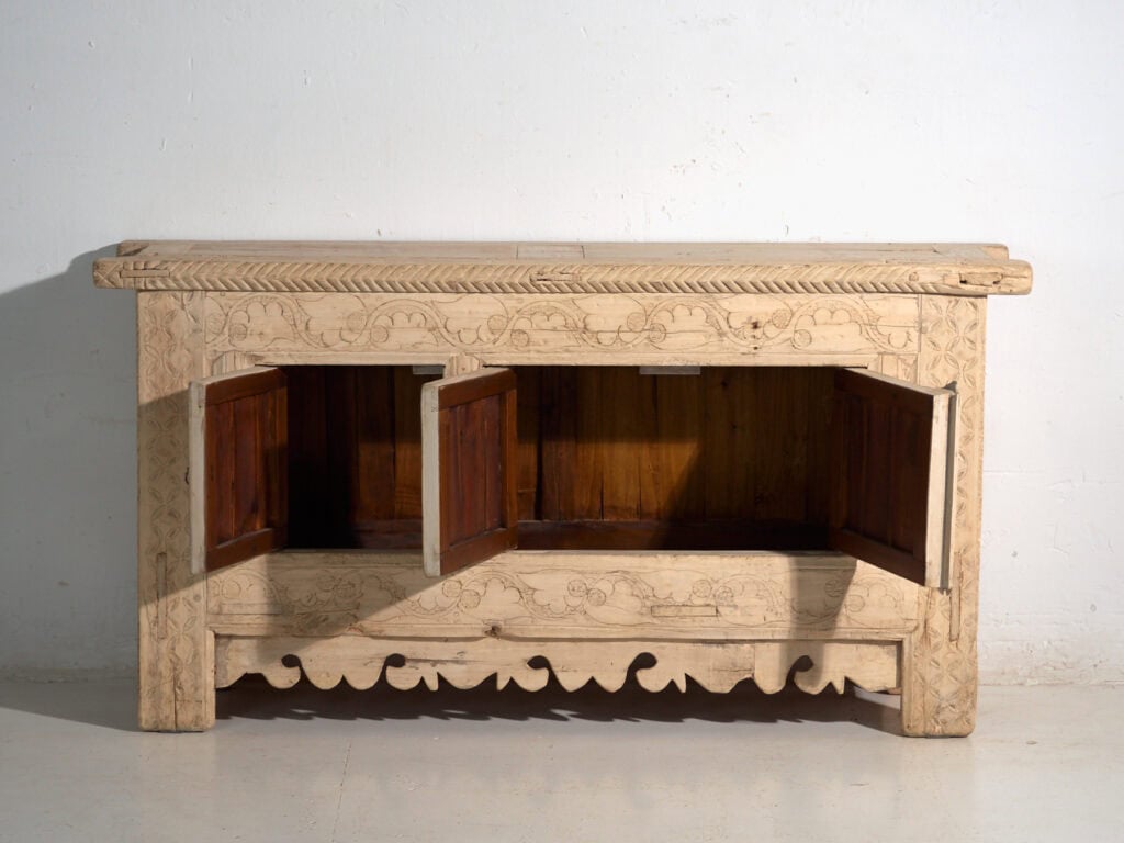 Aparador antiguo tallado en madera de abeto – China, circa 1920