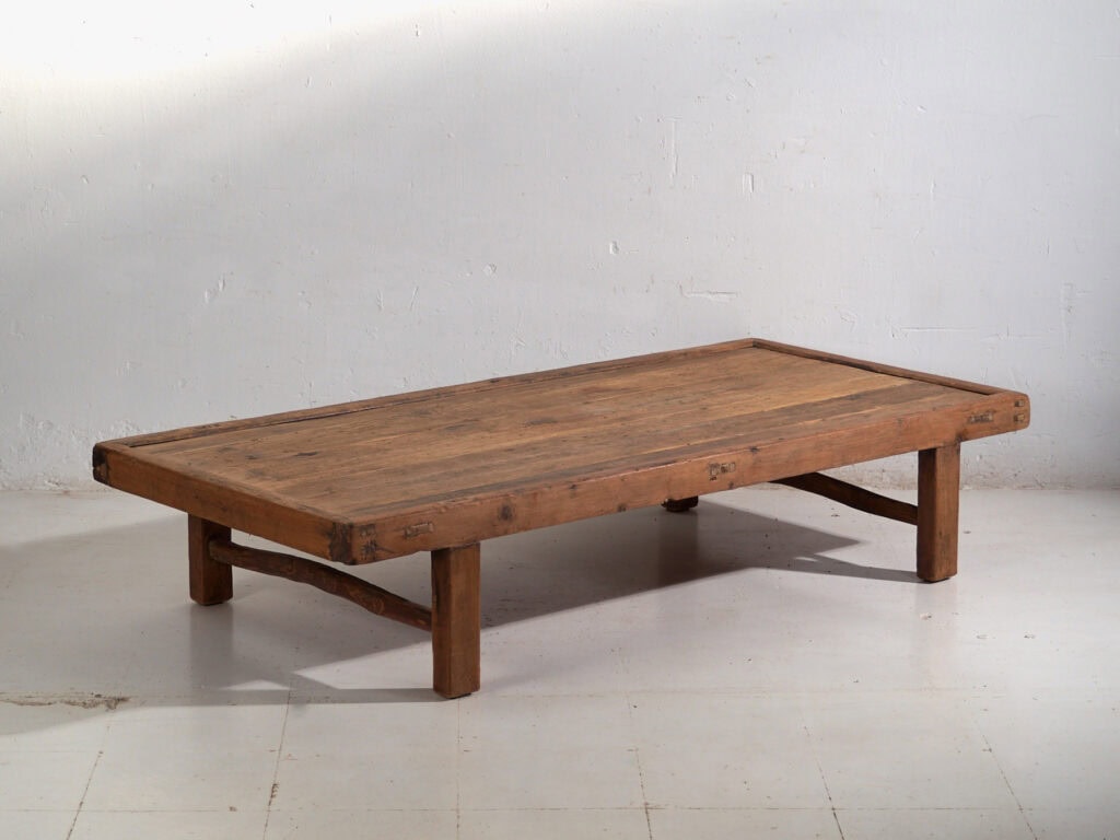 Mesa kang antigua en madera de pino – China, circa 1930