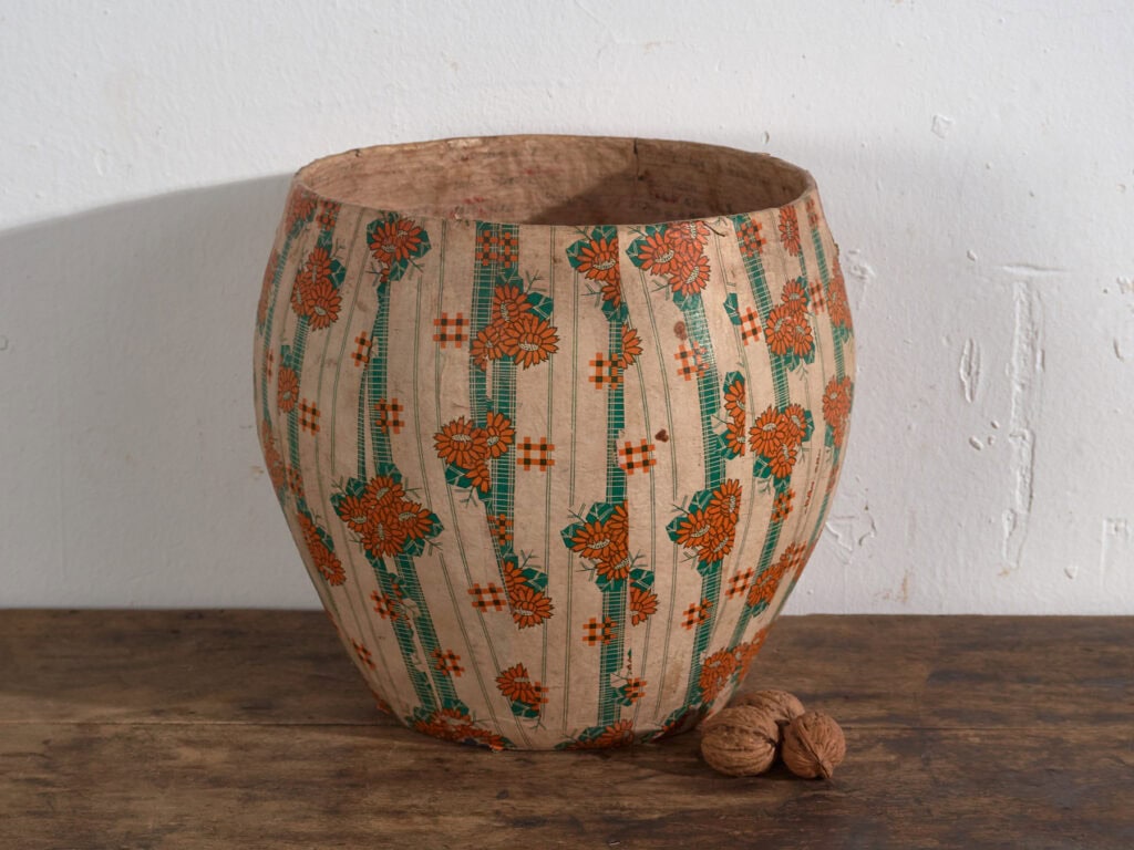 Cesto antiguo chino de papel maché con motivos florales – China, circa 1930